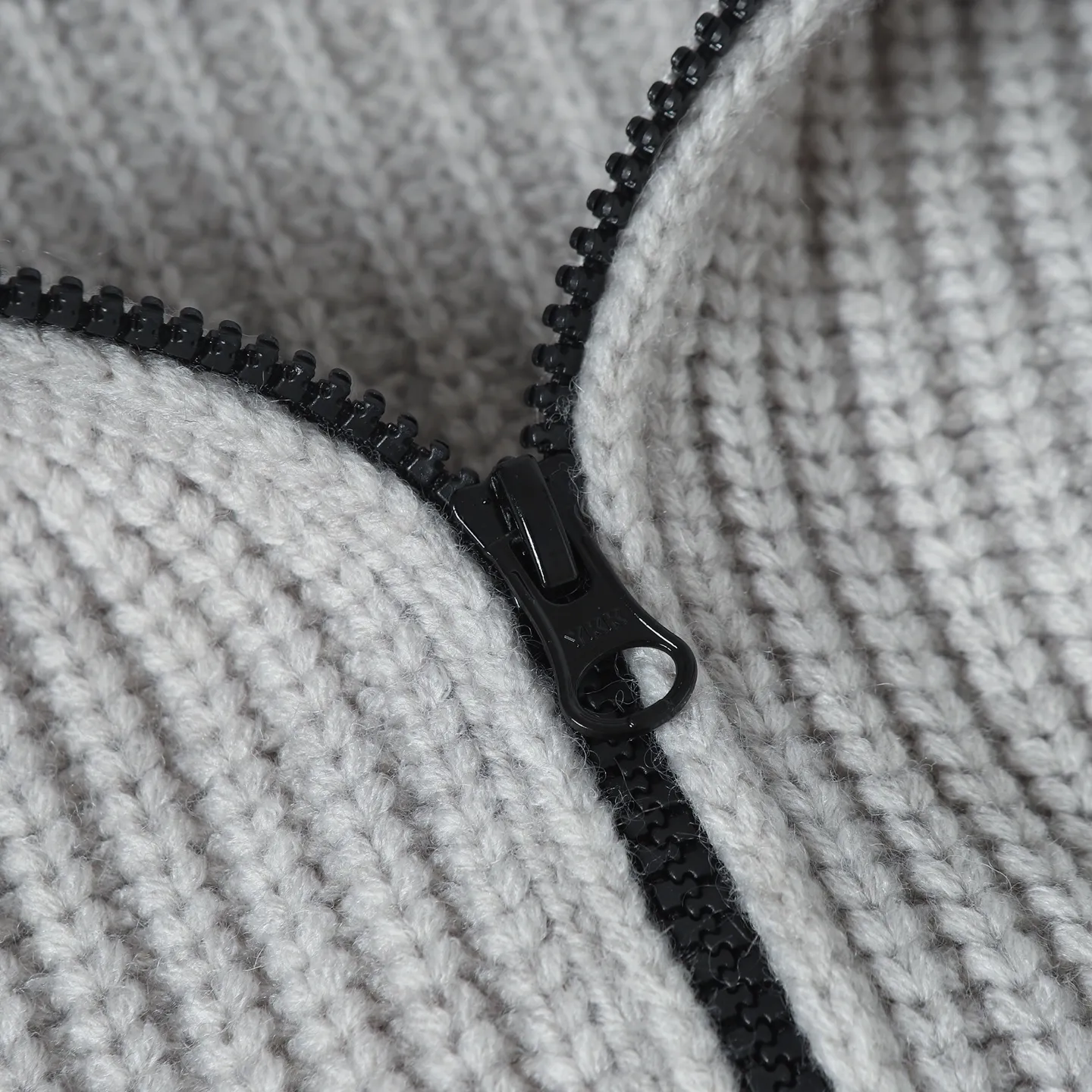 P610 Stone Island thick-knit cashmere zipper hooded cardigan. Originally purchased for 19,800, it took 2 months to develop. Custom-made woolen cashmere fabric was made and smoothed to be skin-friendly and not prickly. The color was dyed three times to achieve the original color effect. The armband pattern is embroidered using fixed-dyed matte embroidery threads on the board and stitch embroidery. The pattern is embroidered by Tajima machine with thousands of needles. The stitching is fine and dense, without connecting lines. The pattern is clear and has a strong sense of lines and three-dimensionality, which enriches the spatial level of the overall picture. The flat knitting fabric uses imported three-needle ultra-thick needles and customized zippers, which are expensive. In order to achieve the best results, no cost is considered. The weight of the whole garment reaches 1,400 grams, and the three-standard accessories are complete.  Size:S-M-L-XL